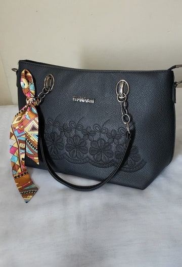 Elegance Unzipped – The Signature Women’s Handbag